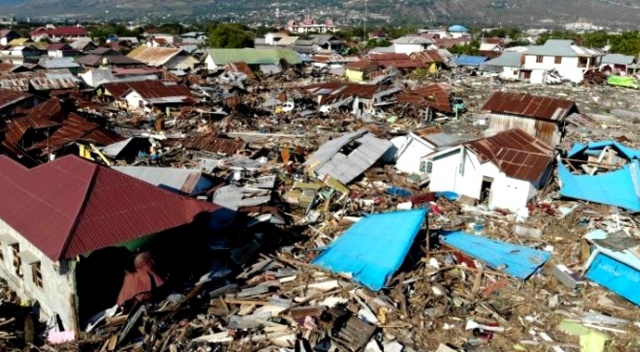 Endonezya&#039;da 7,1 büyüklüğündeki depremin ardından tsunami uyarısı