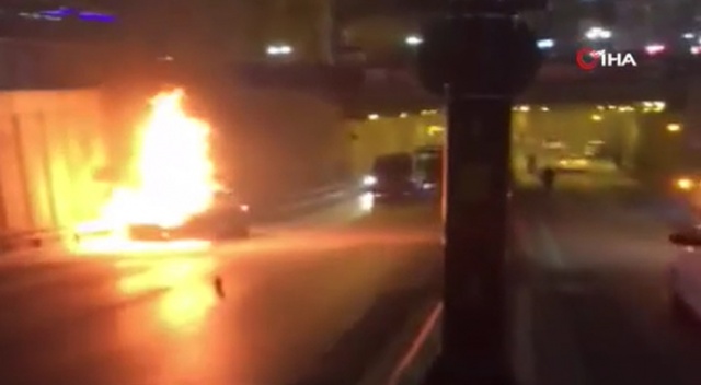 Gaziosmanpaşa&#039;da seyir halindeki araç alev alev yandı