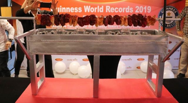 Guinness’e giren kebapçı başarısını kebap görünümlü pastayla kutladı