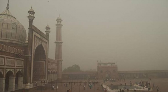 Hindistan&#039;da hava kirliliği sebebiyle 22 çiftçi gözaltına alındı