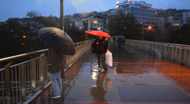 İstanbullular güne yağmur ile uyandı