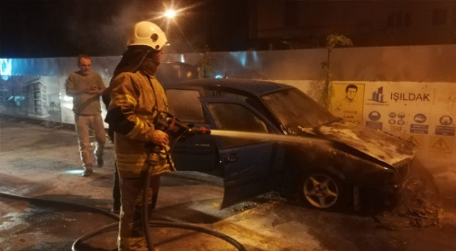 İzmir&#039;de park halindeki otomobil alev aldı