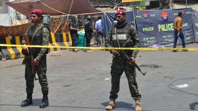 Pakistan&#039;da güvenlik görevlilerinin aracına saldırı: 5 ölü