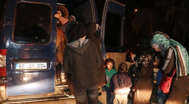Polisin &#039;dur&#039; ihtarına uymayan minibüsten 30 düzensiz göçmen çıktı