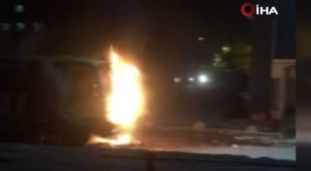 Sokakta park halindeki minibüs alev alev yandı