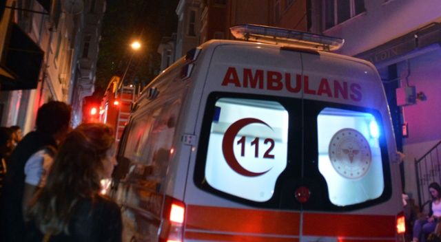 Taksim&#039;de 6 katlı bir binanın çatısı alev alev yandı