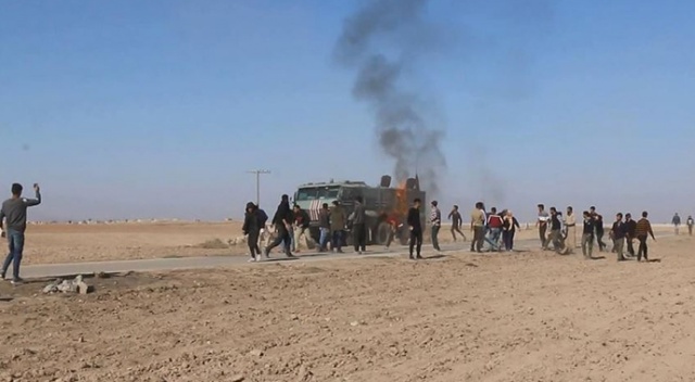 YPG/PKK yandaşları Rus askeri aracına molotofkokteyli ile saldırdı