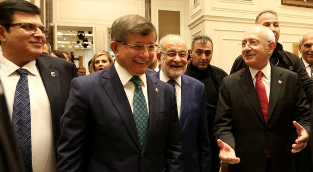 Davutoğlu ile Kılıçdaroğlu birbirlerini alkışladılar