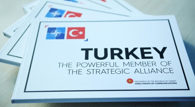 Erdoğan, Dörtlü Zirve&#039;de liderlere &#039;Stratejik İttifakın Güçlü Üyesi Türkiye&#039; kitabını hediye etti