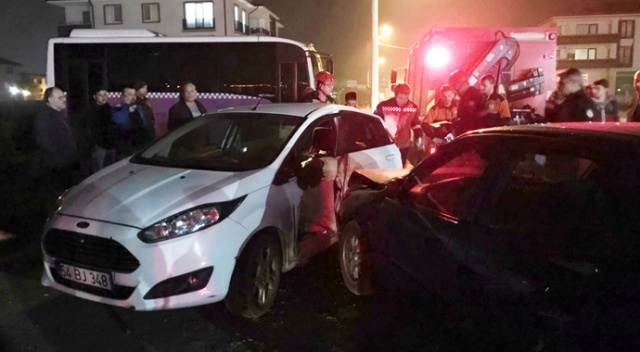 İki otomobil çarpıştı, araçta sıkışan sürücüyü itfaiye kurtardı