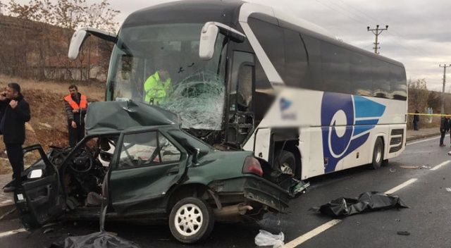 Kırşehir&#039;de yolcu otobüsü ile otomobil çarpıştı: 3 ölü 1 yaralı