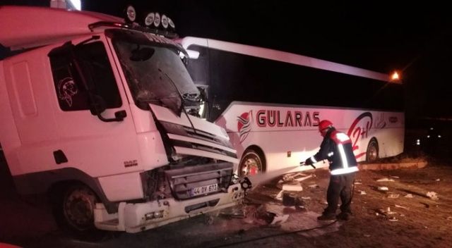 Malatya&#039;da yolcu otobüsü ile kamyonet çarpıştı: 2 yaralı