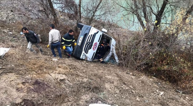 Yozgat&#039;ta sporcuları taşıyan minibüs devrildi: 2 ölü 15 yaralı
