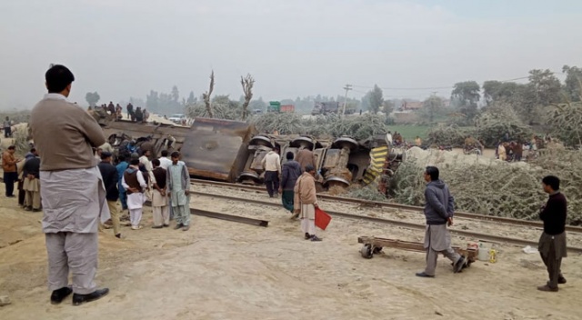 Pakistan’da trenle kamyon çarpıştı: 1 ölü, 8 yaralı