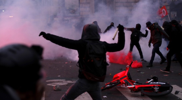 Paris karıştı! Polis göstericilere sis bombasıyla müdahale etti