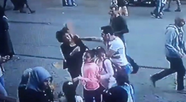 Sokakta eşini dövdü vatandaşlardan dayak yedi