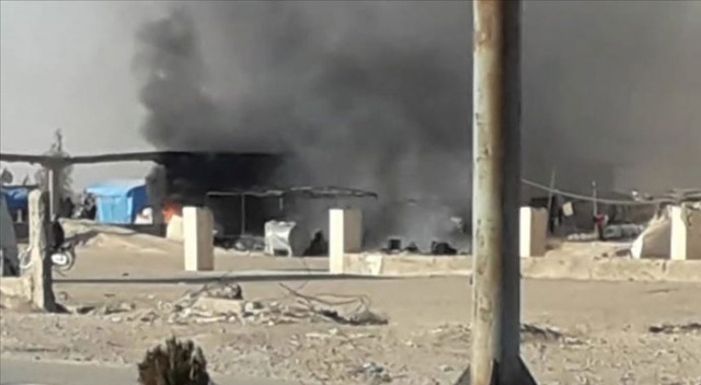 Terör örgütü YPG/PKK Deyrizor&#039;da sığınmacı kampını ateşe verdi