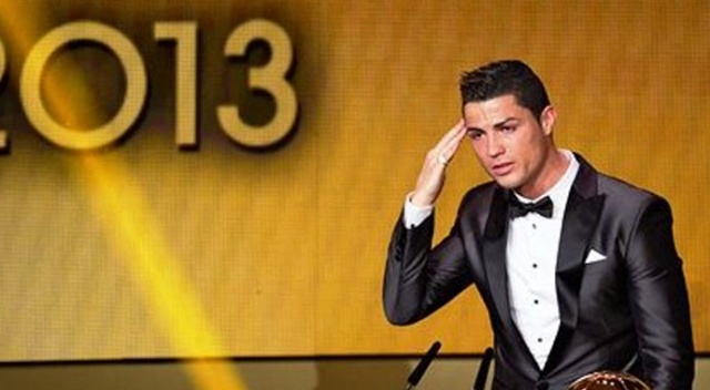 Tesadüfün böylesi! Messi ödülünü alırken Ronaldo...