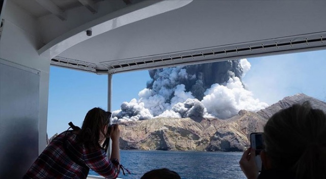 Yeni Zelanda&#039;da Whakaari Yanardağı patladı: 1 ölü, 20 yaralı