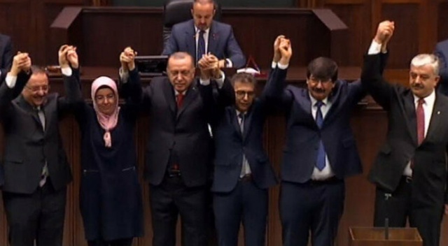 4 ilçe bir belde belediye başkanı AK Parti&#039;ye geçti, rozetlerini Cumhurbaşkanı Erdoğan taktı