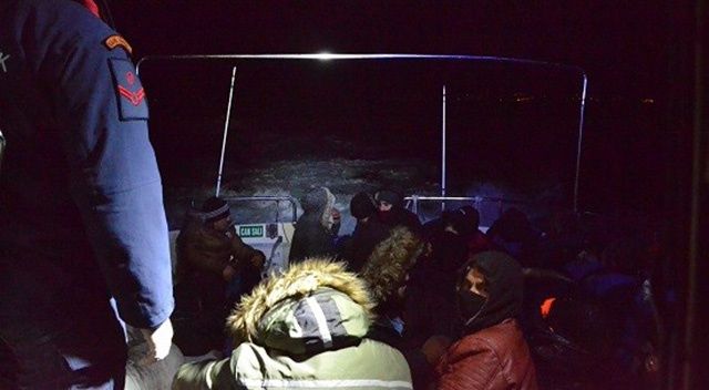 Ayvalık’ta 15 düzensiz göçmen jandarma ekiplerine yakalandı