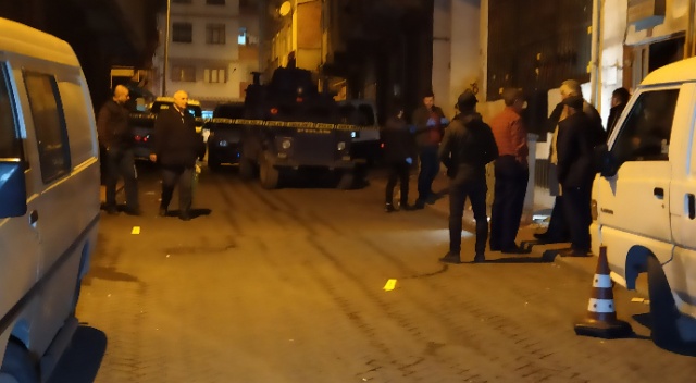 Beyoğlu&#039;nda silahlı saldırı: İş yerine kurşun yağdırıp kaçtılar