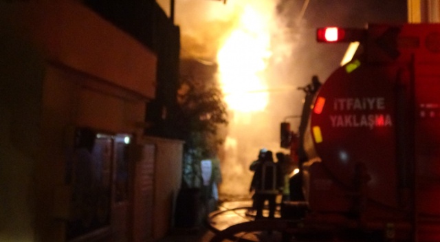 Bursa&#039;da 2 katlı ev alev alev yandı