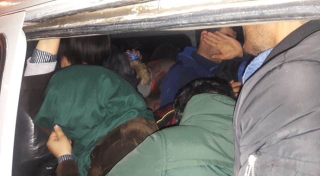 Çanakkale&#039;de 9 kişilik araçtan 22 mülteci çıktı
