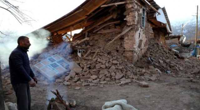 Depremin ardından Çevrimtaş Köyü... Tek bir sağlam bina kalmadı