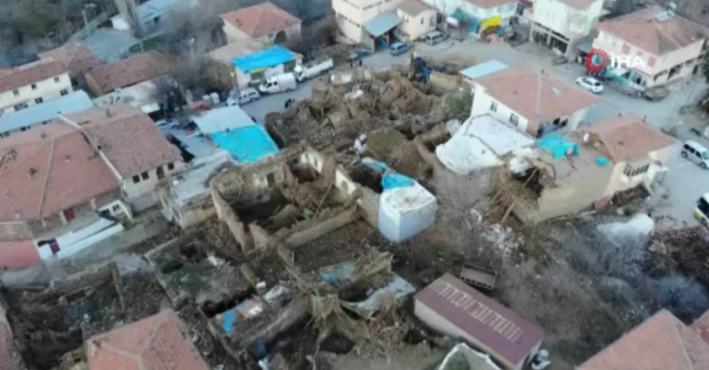 Elazığ Merkez&#039;de depremin verdiği hasar gün ağarınca ortaya çıktı