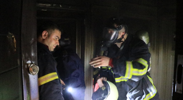 Evde çıkan yangında mahsur kalan şahsı itfaiye ekipleri kurtardı