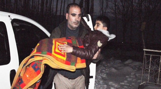 Hastaneden taburcu olan çocuk kardan evine ulaşamayınca belediye seferber oldu