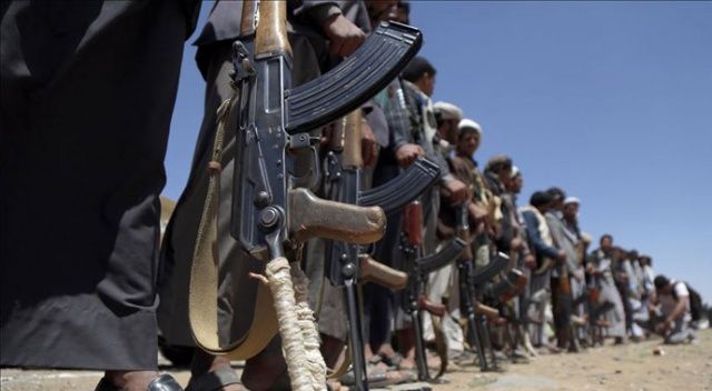 Husiler Yemen’de askeri kampa saldırdı: 79 ölü