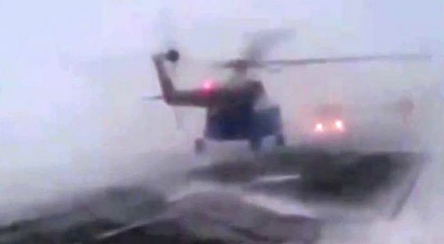Kar fırtınasına yakalanan helikopter kara yoluna acil iniş yaptı