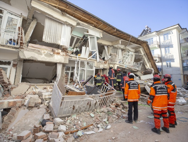 Malatya&#039;da vatandaşlar deprem sonrası camilere sığındı
