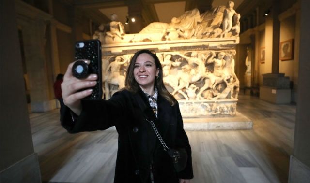 Müze aşkına selfie