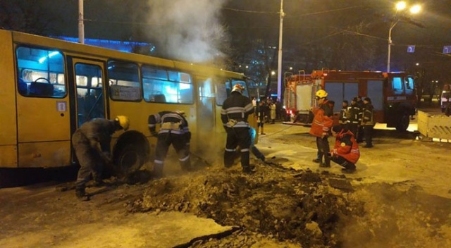Ukrayna’da sıcak su borusu patladı, asfalt çöktü: 6 yaralı
