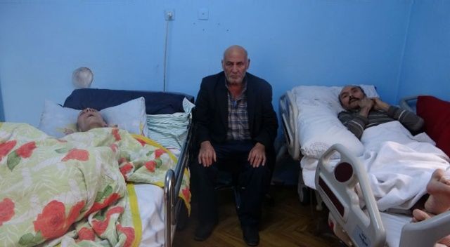 Yatalak iki çocuğuna bakan 65 yaşındaki baba yardım eli uzatılmasını bekliyor