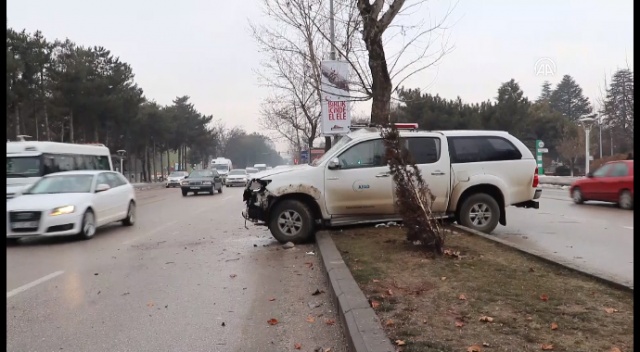 AFAD aracı ağaca çarptı: 3 yaralı