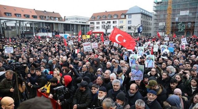 Almanya&#039;nın Hanau kentinde ırkçılık ve teröre karşı yürüyüş düzenlendi
