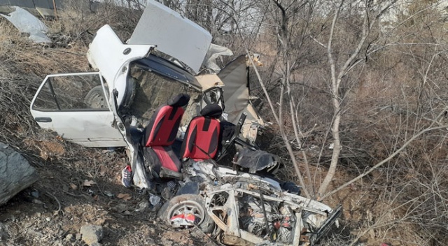 Ankara&#039;da şarampole uçan araç paramparça oldu: 2 yaralı
