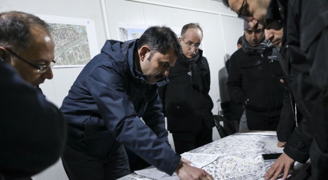 Bakan Kurum, depremde hasar gören evlerde inceleme yaptı