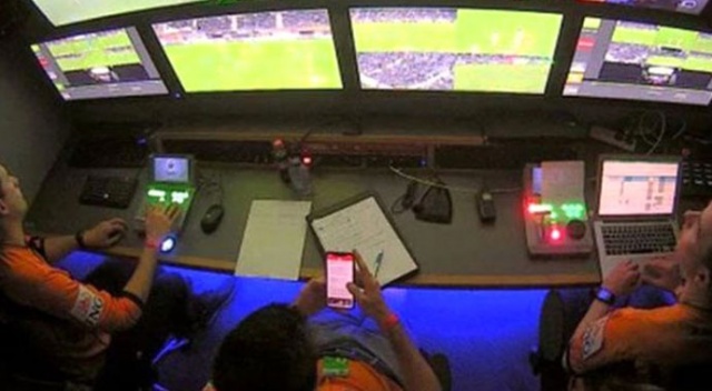 Belçika&#039;da VAR hakemi maç sırasında telefonuyla oynarken görüntülendi