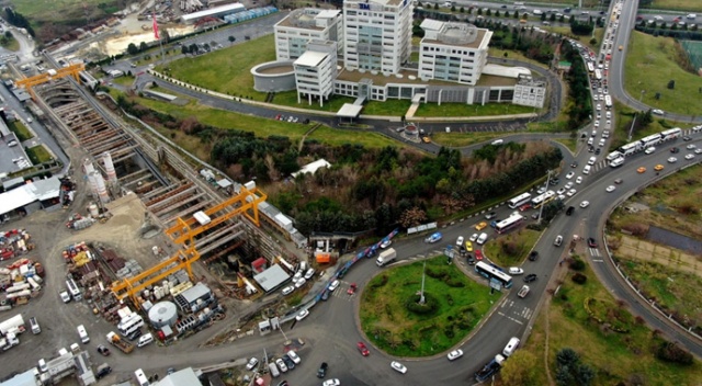 Metro inşaatı trafiği felç etti