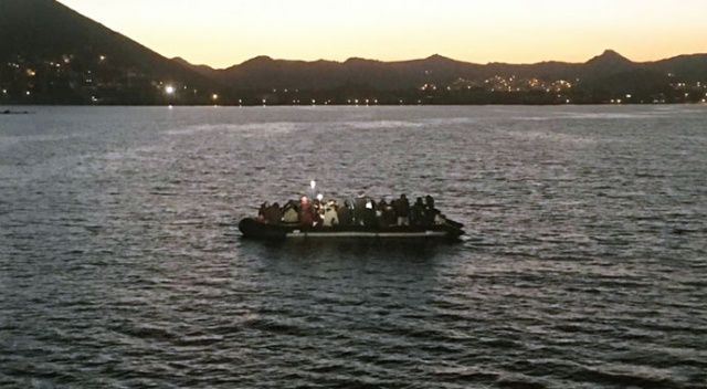 Bodrum’da 48 göçmen su alan tekneden kurtarıldı
