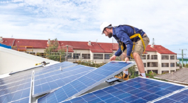 Çatıdaki güneş paneli enerji tasarrufu sağlar