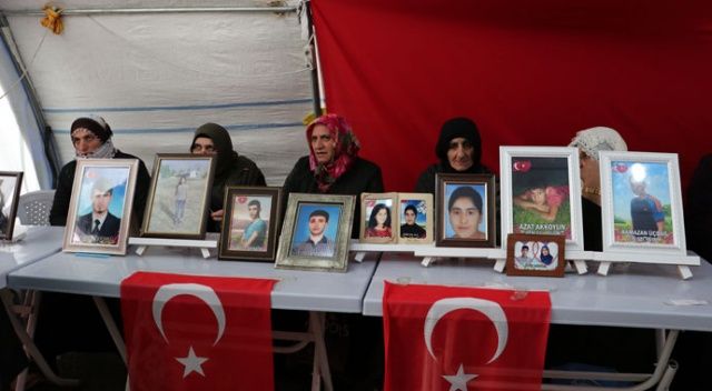 Diyarbakır&#039;daki evlat nöbetine 3 aile daha katıldı