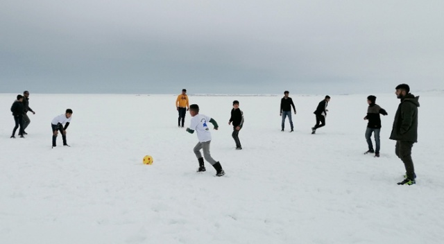 Donan göl üzerinde futbol keyfi