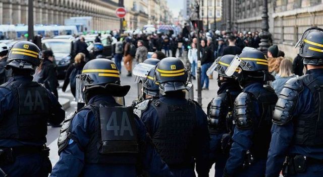 Fransa&#039;da sarı yeleklilerin gösterileri devam ediyor