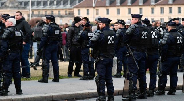 Fransa&#039;da sarı yeleklilerin gösterilerinde 5 kişi yaralandı
